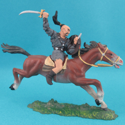 8758  Hun nu tête avec épée et bouclier (III) sur cheval 1.